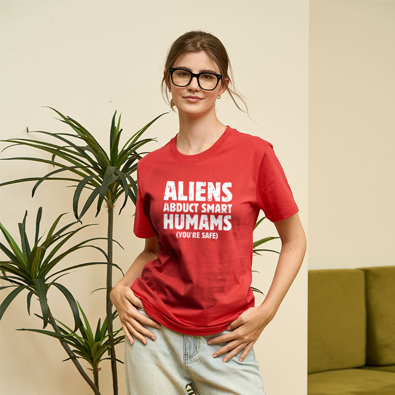 Aliens abduct smart humans  T-Shirt