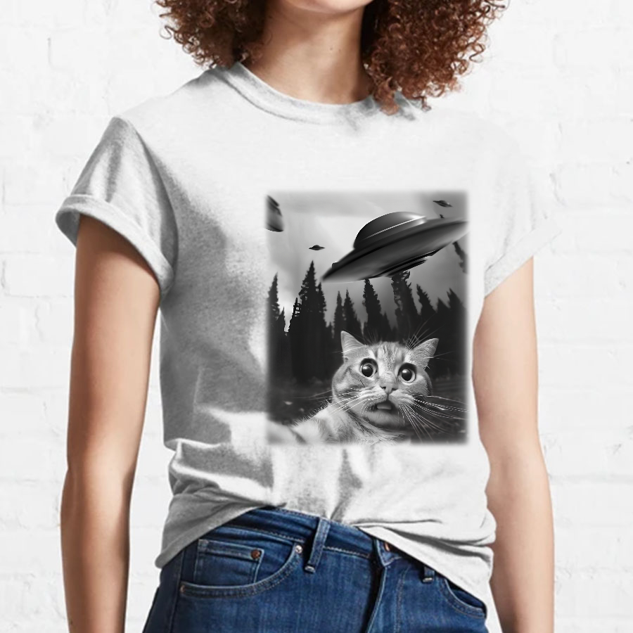 Cat With UFOs y T-Shirt