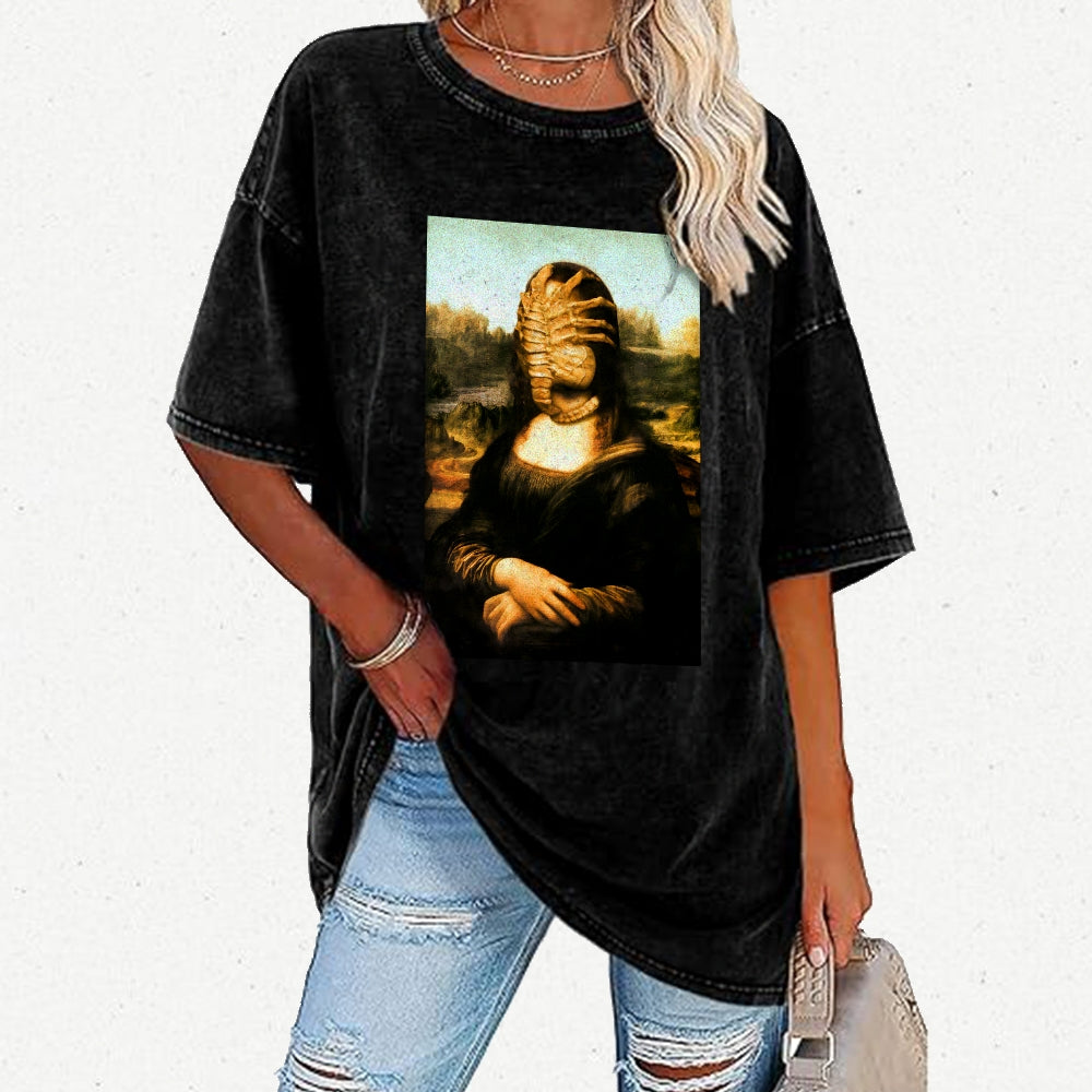 A sci-fi version of the Mona Lisa's smile Vintage Distressed T-shirt