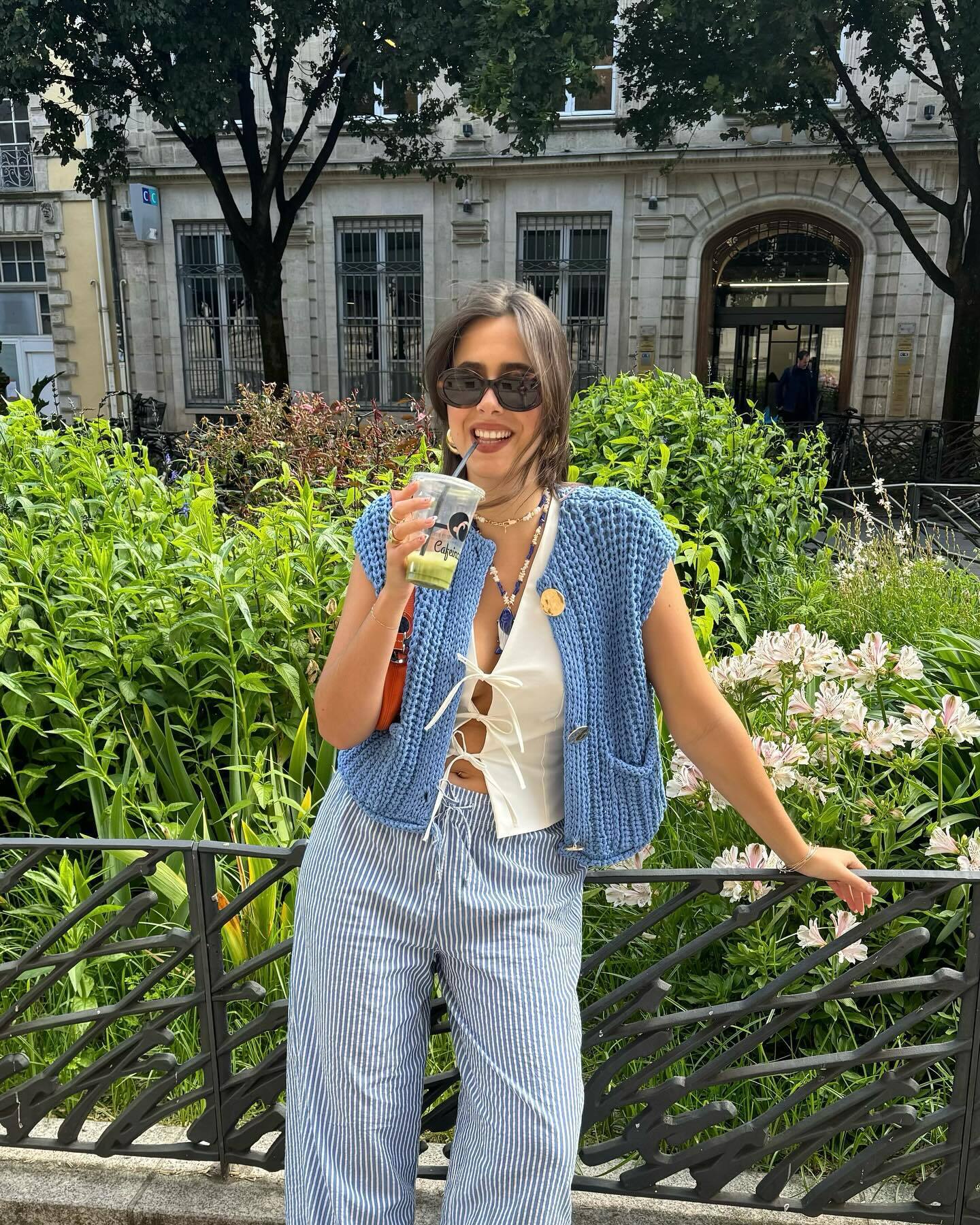 Women's Sleeveless Knitted Vest with Pockets, Comfortable Fit Sweater Vest for Casual and Formal Wear