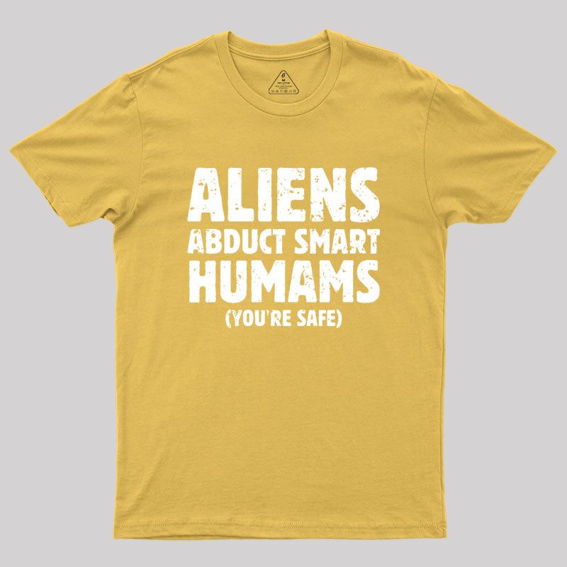 Aliens abduct smart humans  T-Shirt