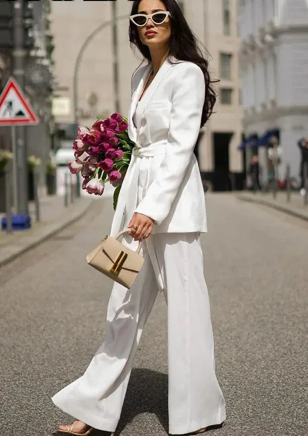 Lightweight women's blazer set – tailored blazer & pants, high-quality fabric, for formal events