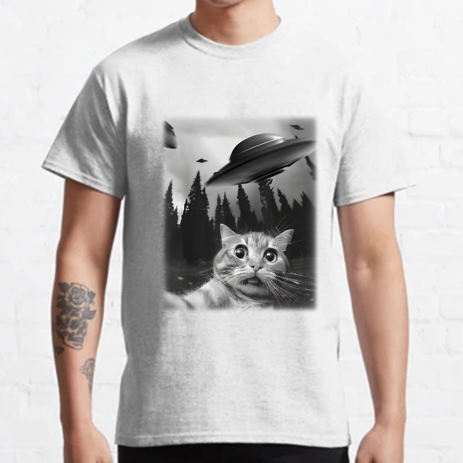 Cat With UFOs y T-Shirt