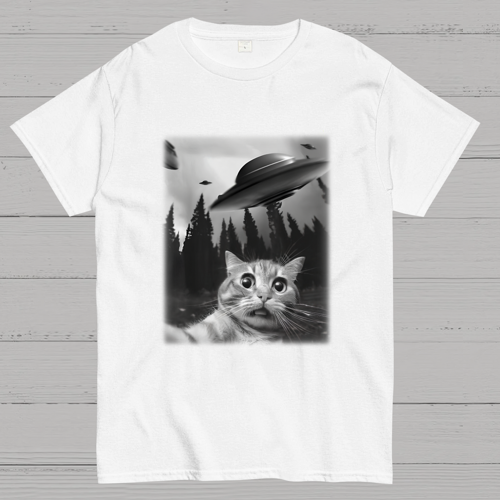 Cat With UFOs y T-Shirt
