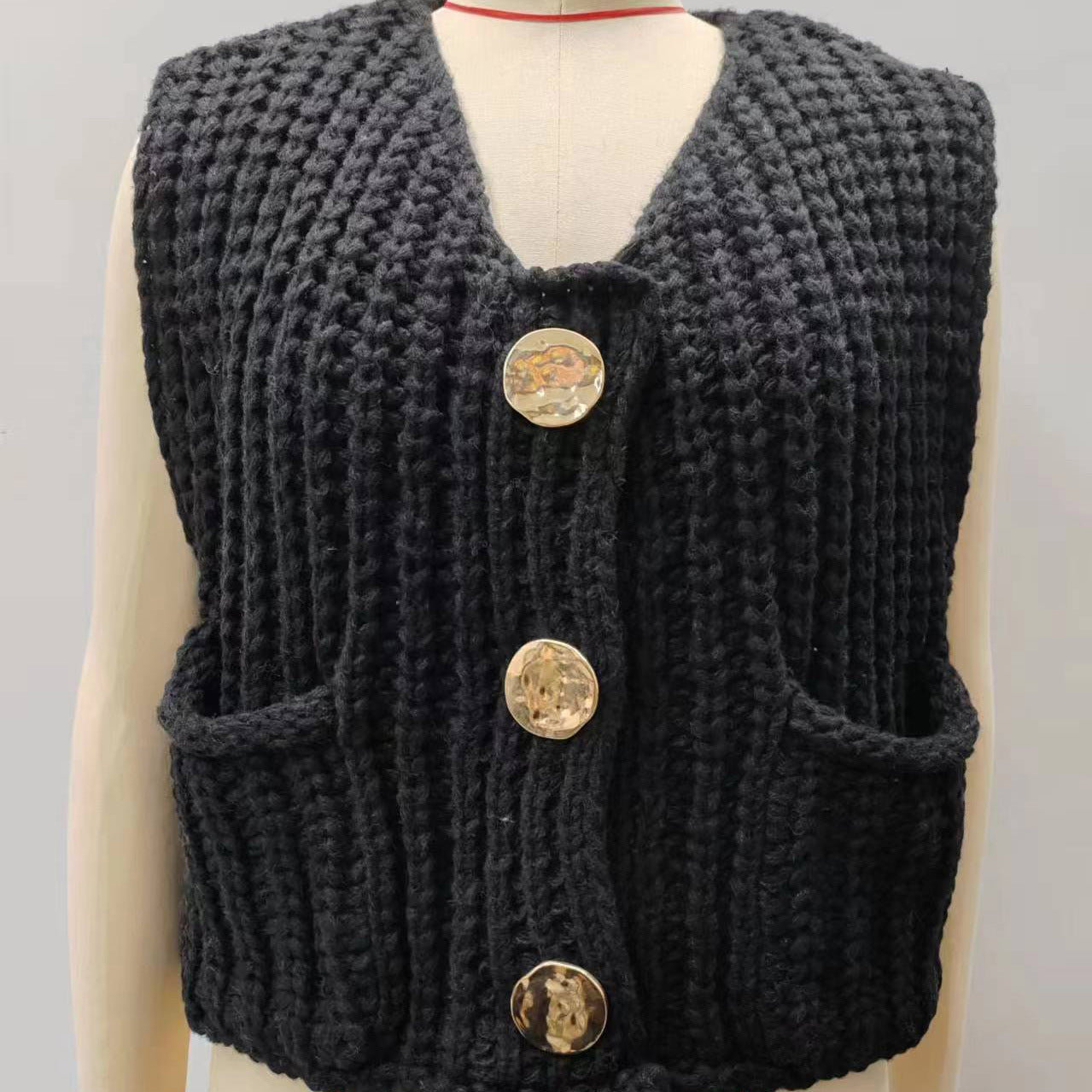 Women's Sleeveless Knitted Vest with Pockets, Comfortable Fit Sweater Vest for Casual and Formal Wear