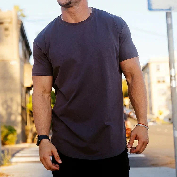 Sportlich geschnittenes Herren-T-Shirt aus atmungsaktivem Material mit nahtlosem Design für Fitnessstudio und Freizeit