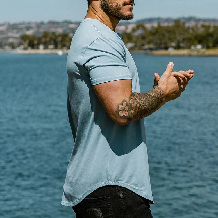 Sportlich geschnittenes Herren-T-Shirt aus atmungsaktivem Material mit nahtlosem Design für Fitnessstudio und Freizeit