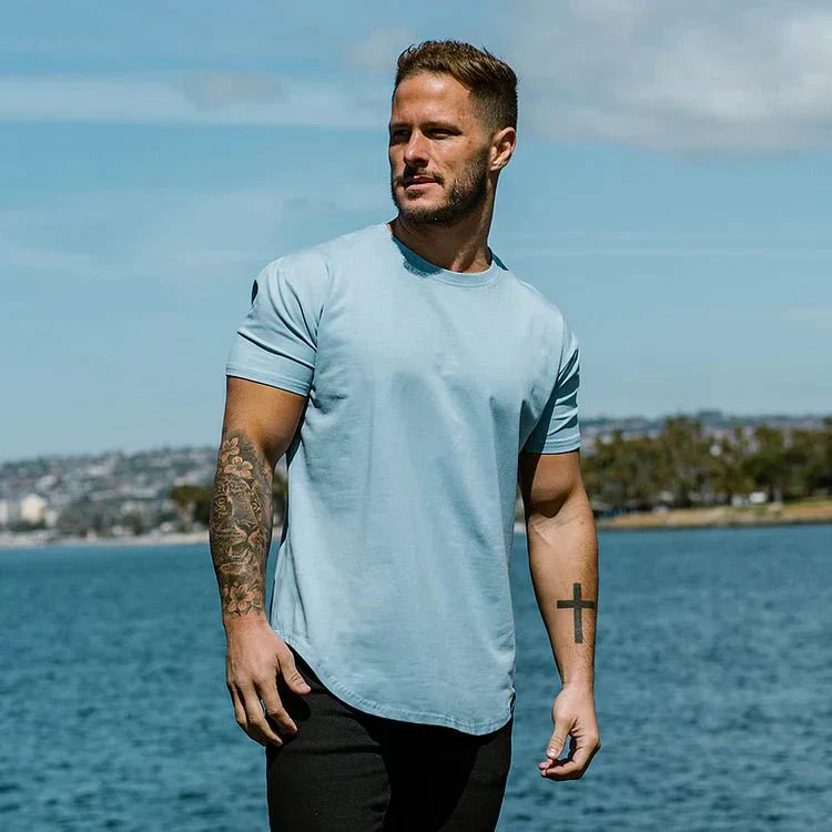 Sportlich geschnittenes Herren-T-Shirt aus atmungsaktivem Material mit nahtlosem Design für Fitnessstudio und Freizeit